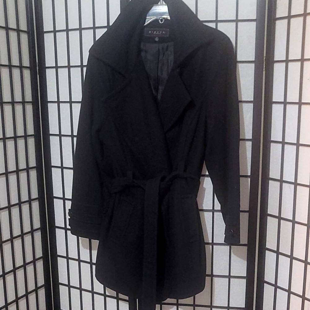 Vince Camuto Black Trench Coat with Elegant Lapels and Fitted Silhouette